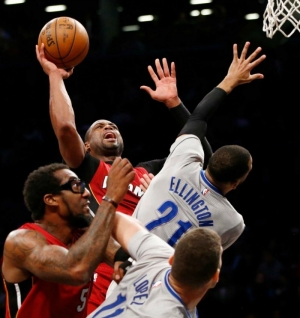 Brooklyn Nets guard Wayne Ellington defends against Miami Heat guard Dwyane Wade at Barclays Center 