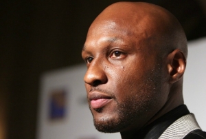 Former Los Angeles Lakers player Lamar Odom leaves hospital for rehab