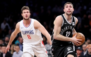  Brooklyn Nets shooting guard Joe Harris (right) has his eyes on the basket, while Los Angeles Clippers Danilo Gallinari (No. 8 on left) looks on.